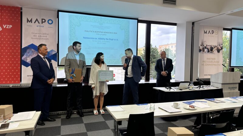 Ocenění převzal jednatel nemocnice RNDr. Karel Matyska z rukou RNDr. Renaty Podstatové, MBA, jednatelky a konzultantky České společnosti pro akreditaci ve zdravotnictví (ČSAZ).