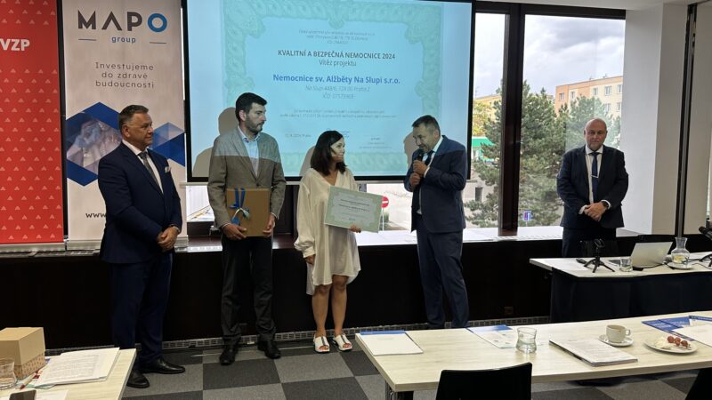 Převzetí plakety Kvalitní a bezpečná nemocnice 2024